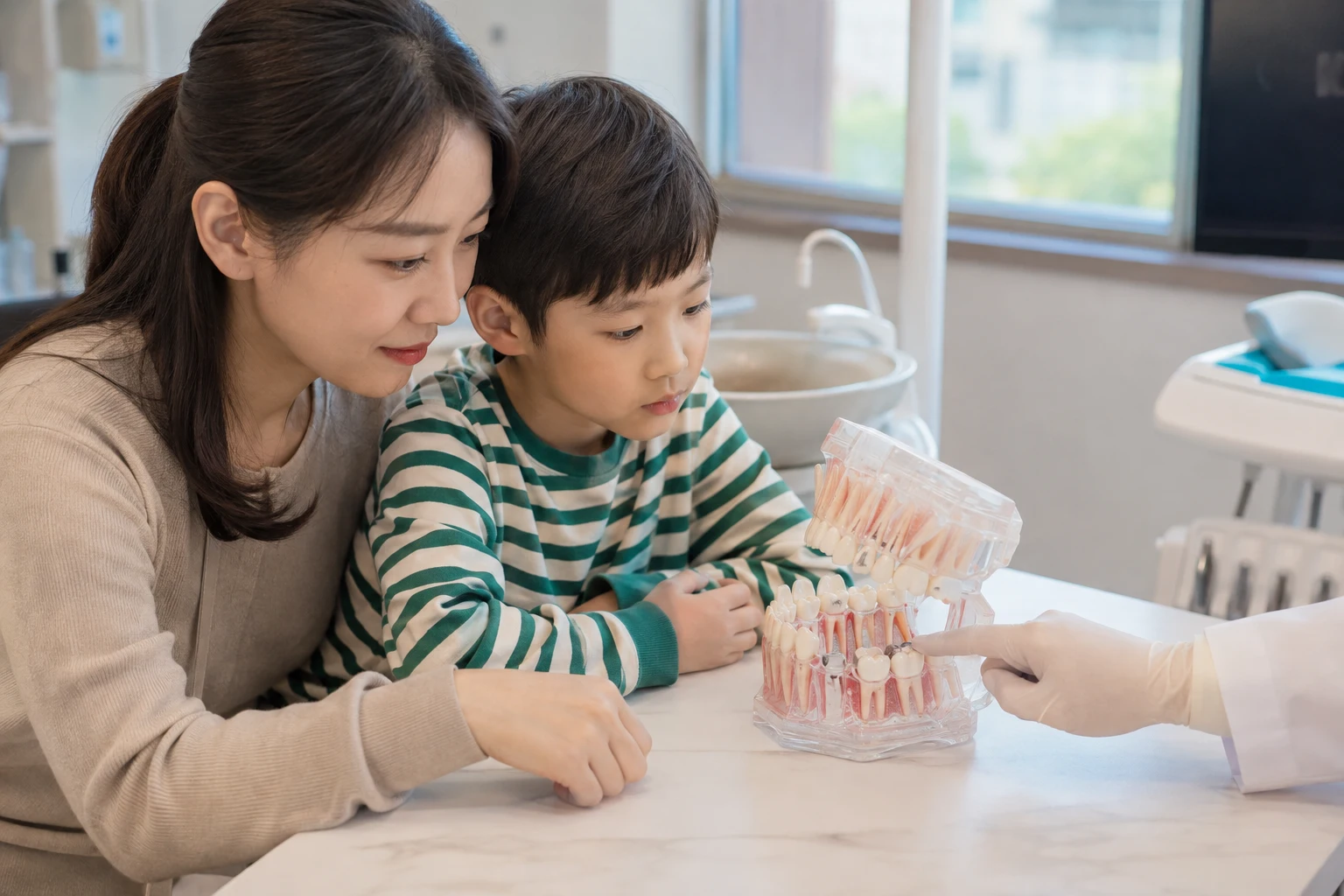 선천성 영구치 결손 원인 검사와 상담 장면